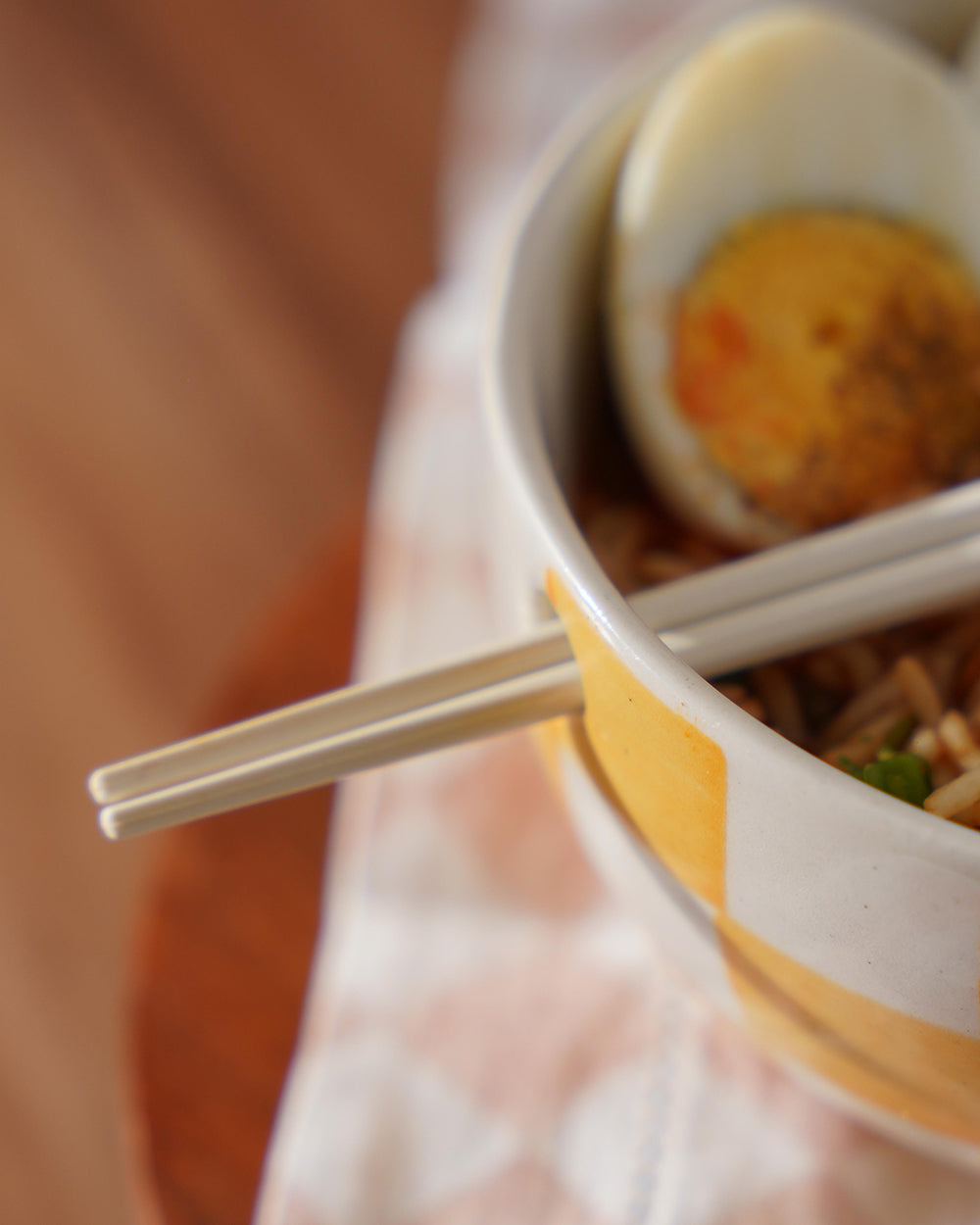 Ela- ramen bowl with chopstick holder