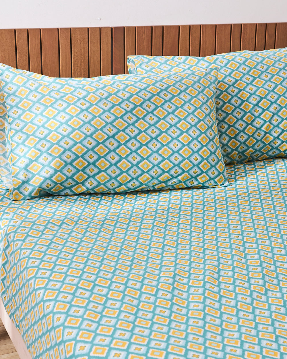 TEAL by Chumbak Ikat Glow Bedsheet, Teal - Queen size, 104 TC