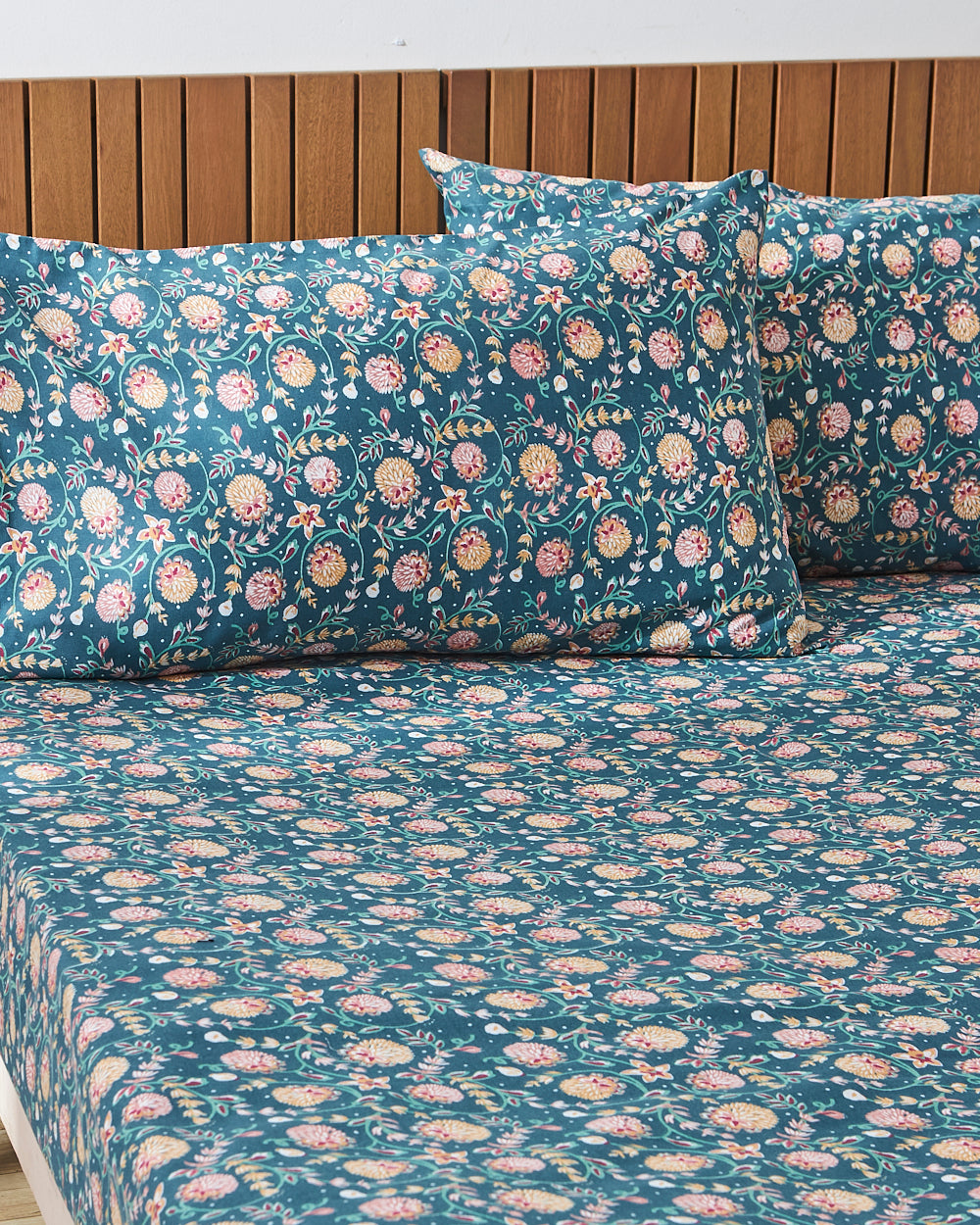 TEAL by Chumbak Big Bloom Bedsheet, Blue - Queen size, 104 TC