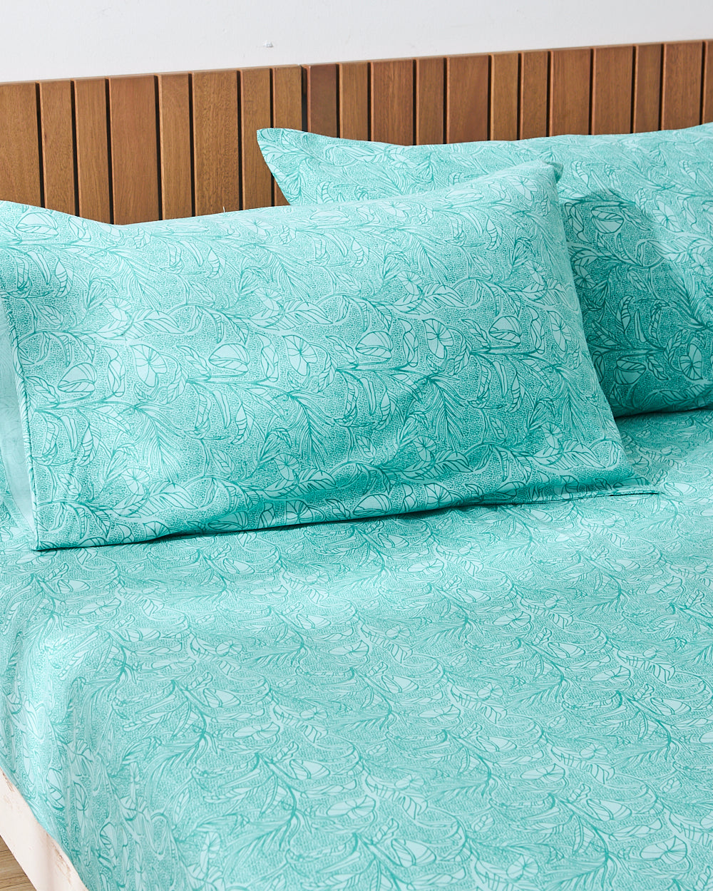 TEAL by Chumbak Classic Tone-on-Tone Bedsheet, Teal - Queen size, 104 TC